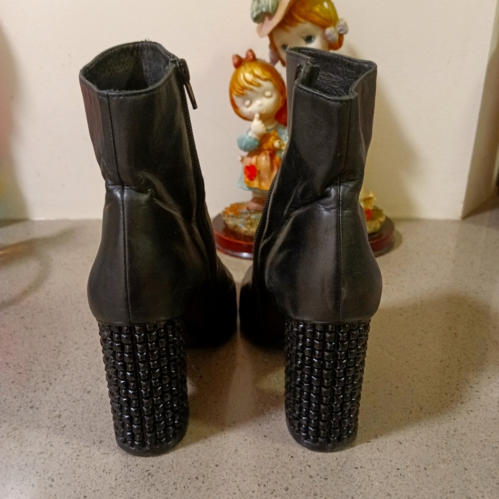 Beautiful Boots - Picture 2 of 2